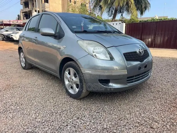 Toyota Yaris Base Sedan 4dr 2010 Silver · Photo 1