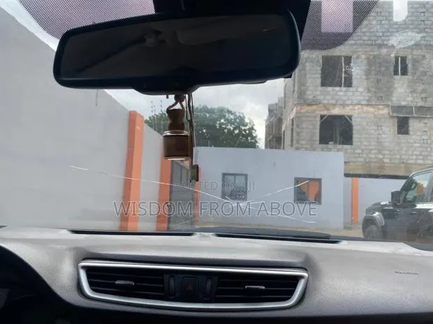 Solution For Cracked Windscreen Available Mobile Services · Photo 1