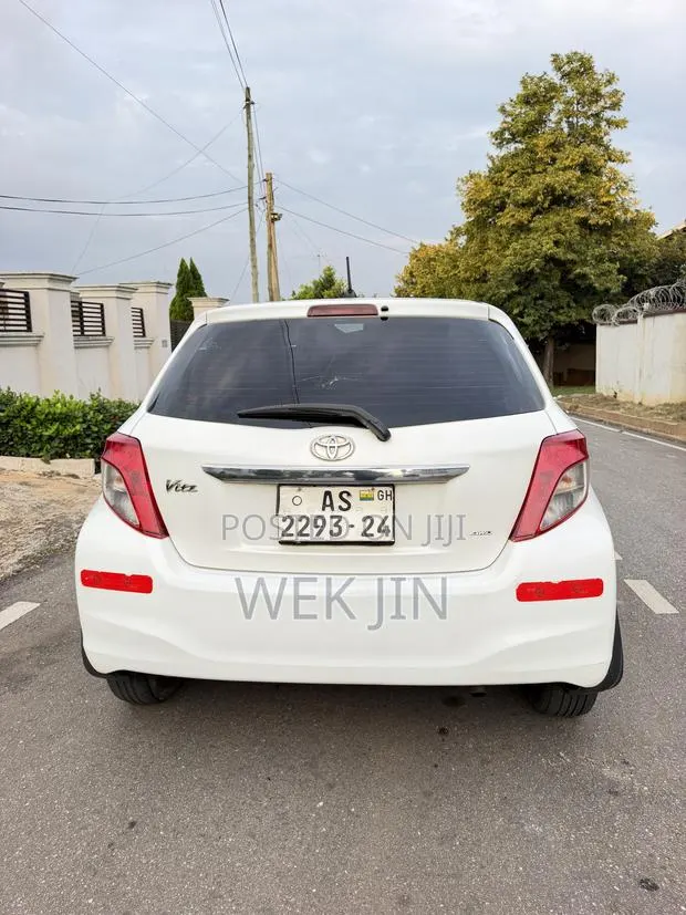 Toyota Vitz 1.3 AWD 5dr 2013 White · Photo 4