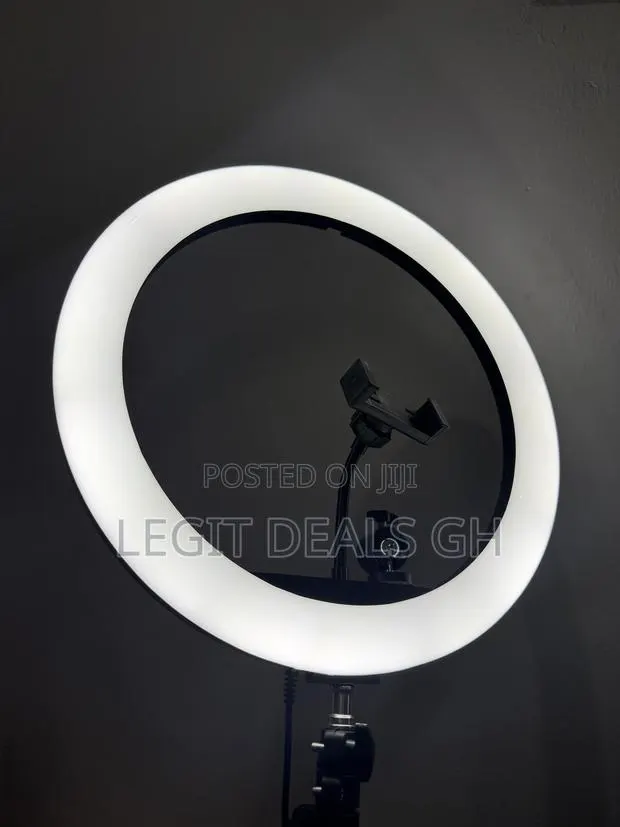 Ring Light With Adjustable Stand · Photo 1
