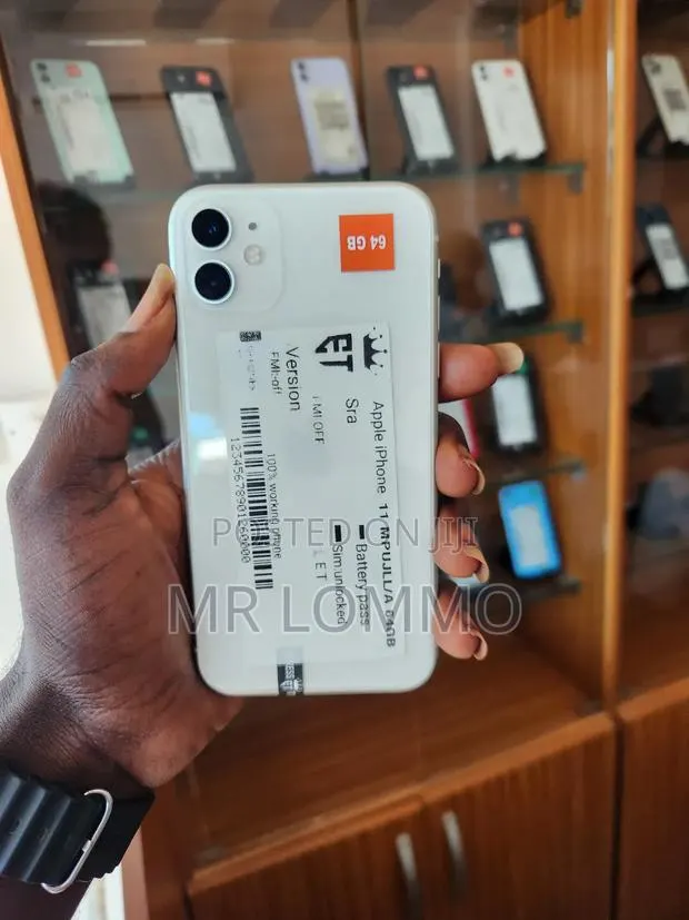 Apple iPhone 11 64 GB White · Photo 1
