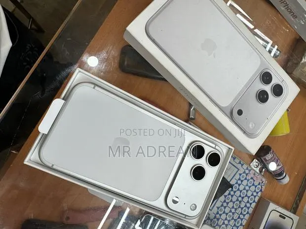 Apple iPhone 17 Pro Max 256 GB Silver · Photo 1