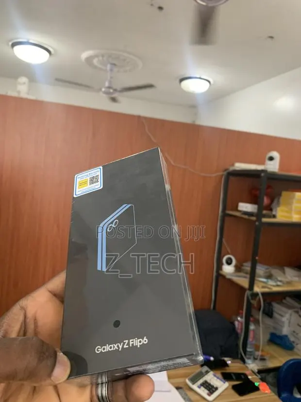 New Samsung Galaxy Z Flip6 256 GB Black · Photo 1