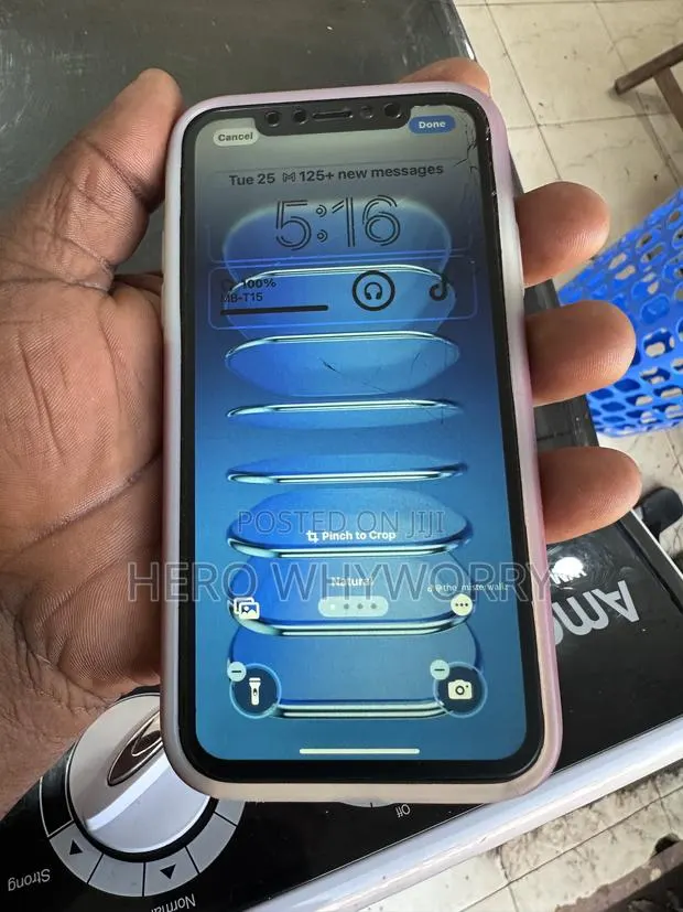 Apple iPhone XR 64 GB Red · Photo 1