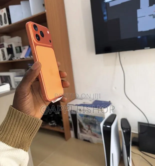 Apple iPhone 17 Pro Max 512 GB Orange · Photo 3