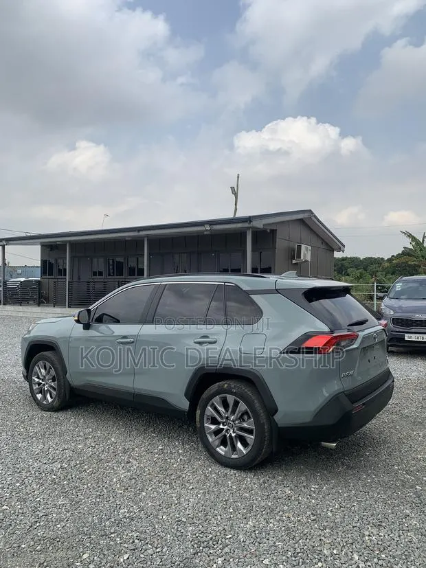 Toyota RAV4 XLE 2022 Teal · Photo 1