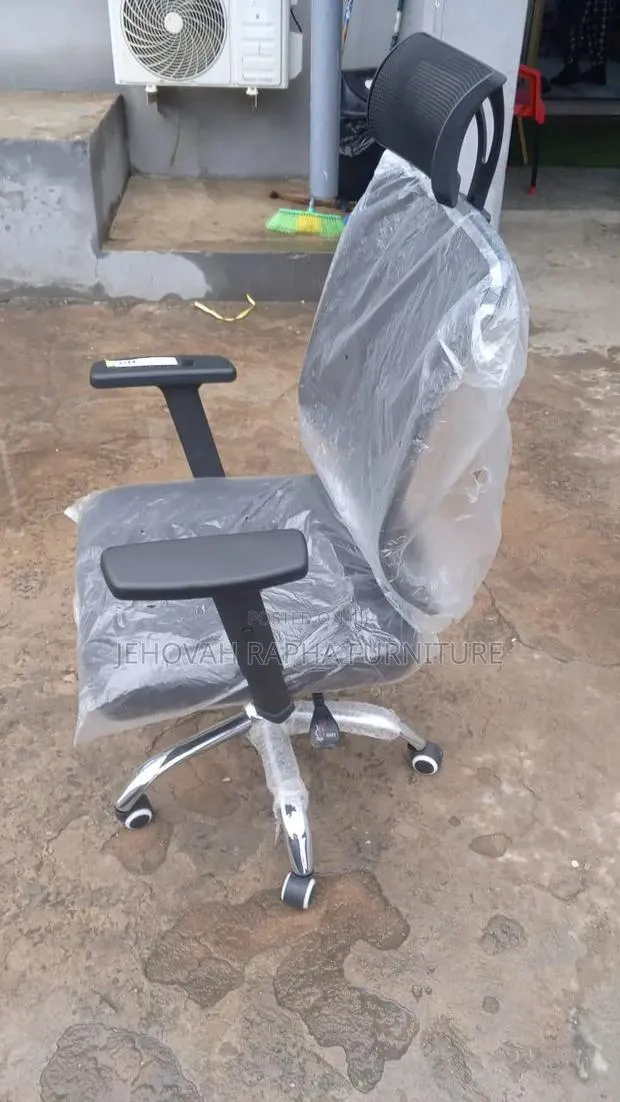 Adjustable Office Swivel Chair · Photo 1