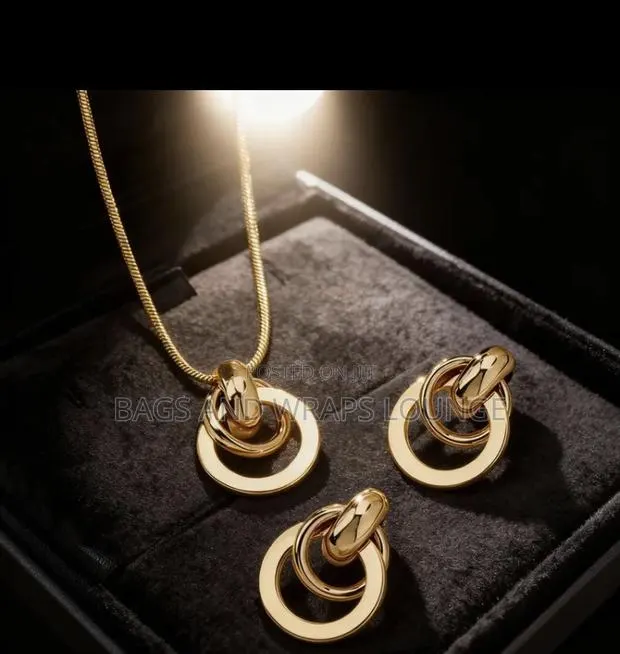 Necklace and Earrings Set · Photo 1