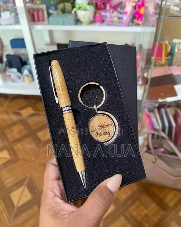 Customised Souvenir Set With Pen and Keyholder · Photo 1