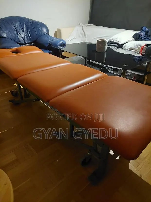 Heavy-Duty Massage / Therapy Bench · Photo 1