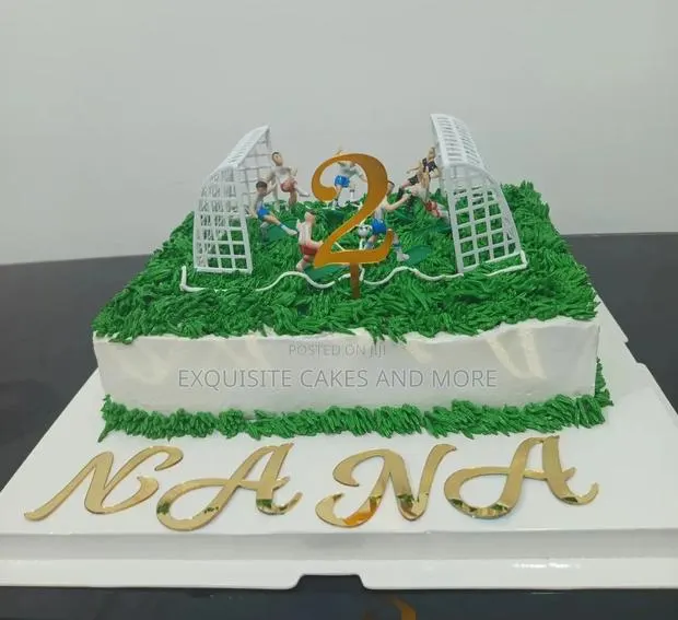 Football Pitch Character Cake · Photo 1