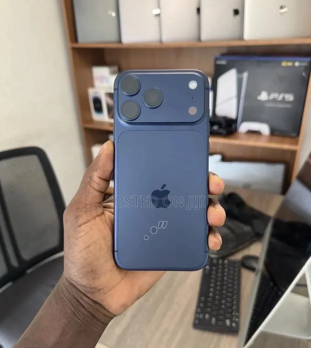Apple iPhone 17 Pro Max 256 GB Blue · Photo 1