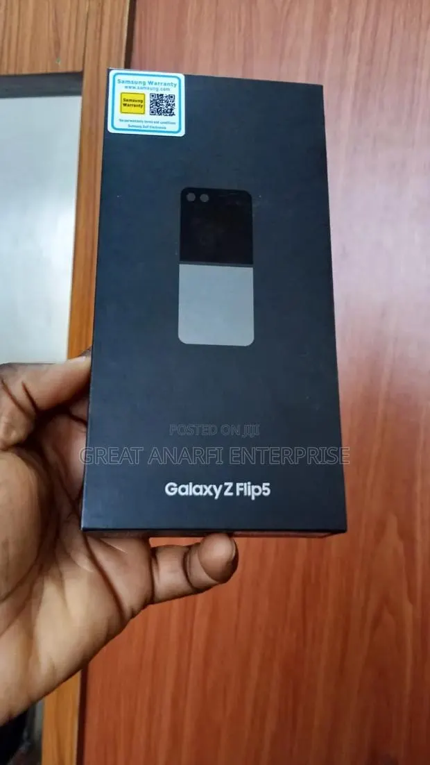 New Samsung Galaxy Z Flip 5 256 GB Black · Photo 1