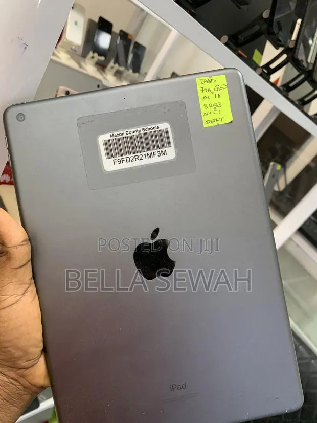 Apple iPad 10.2 (2019) 32 GB Black · Photo 1