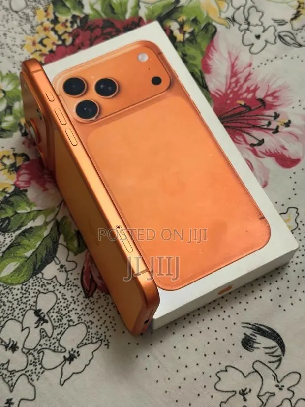 Apple iPhone 17 Pro Max 512 GB Orange · Photo 1
