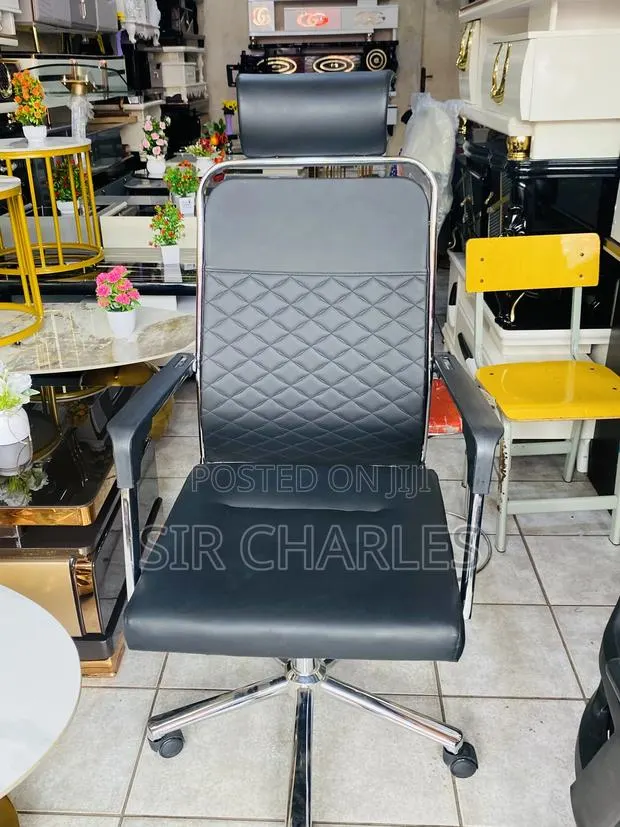 Swivel Office Chair With Headrest · Photo 1