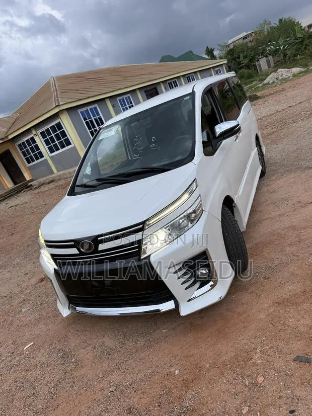 Toyota Voxy 2015 White · Photo 1