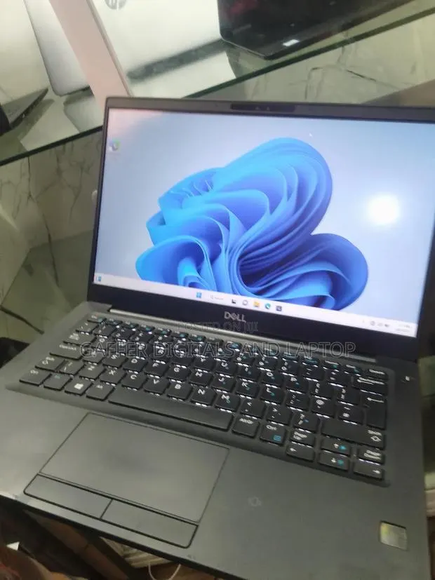 New Laptop Dell Latitude 7390 8GB Intel Core i5 SSD 256GB · Photo 1