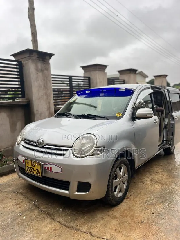Toyota Sienta 2013 Silver · Photo 1