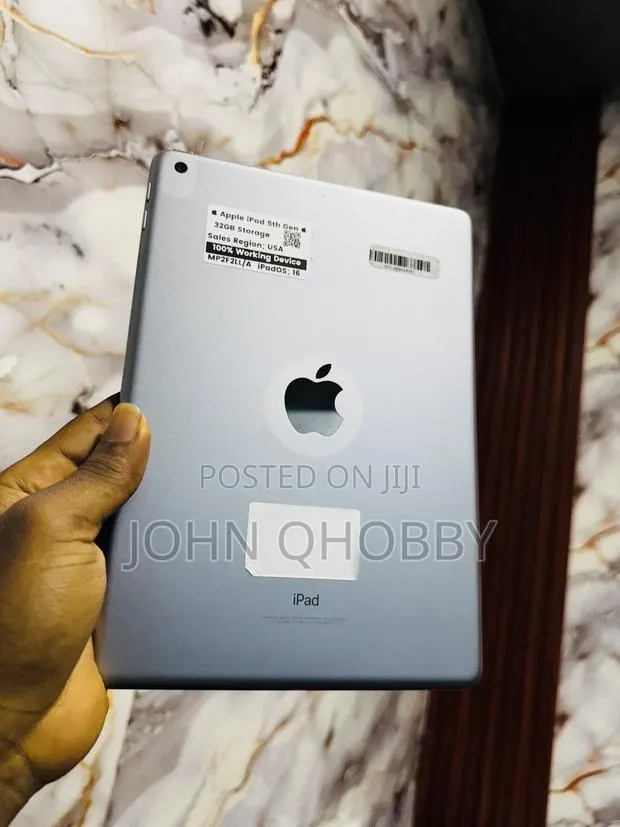 Apple iPad 9.7 32 GB Gray · Photo 1