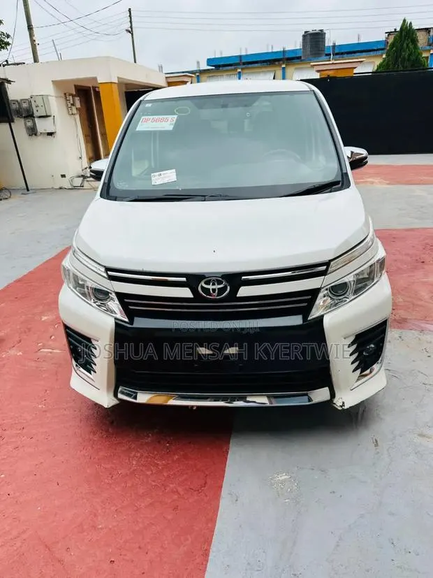 Toyota Voxy SV Premium 2014 White · Photo 1