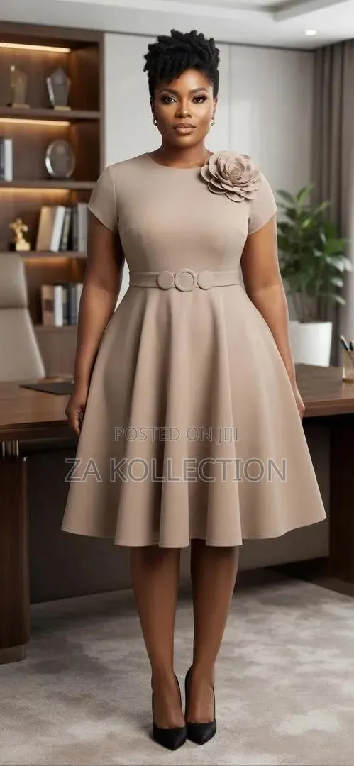 Pretty Ladies Dress With Flower Brooch · Photo 1