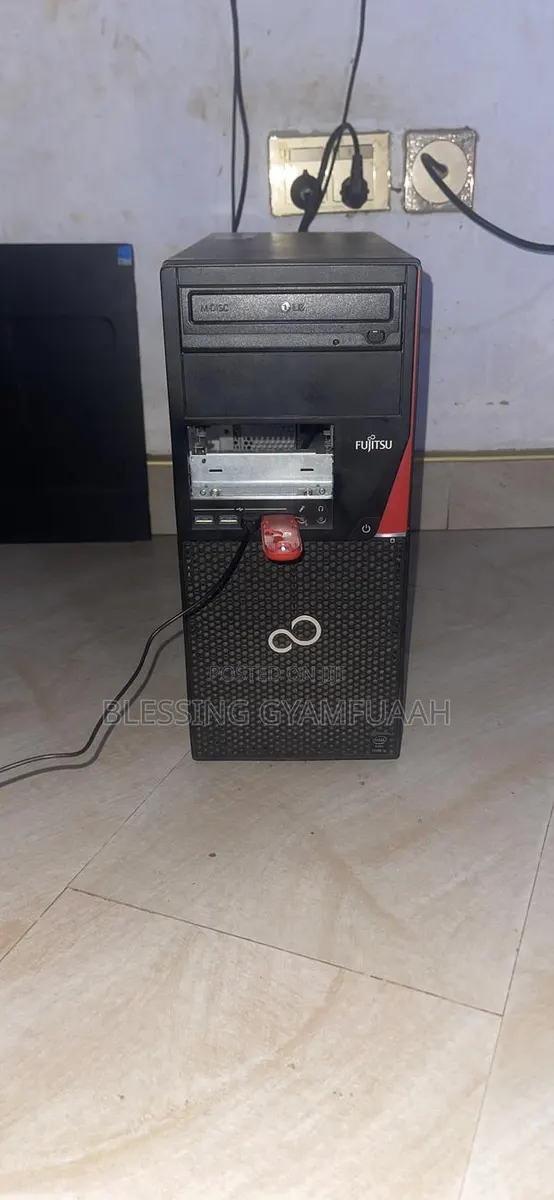 Desktop Computer Fujitsu Esprimo P720 E90+ 8GB Intel Core i5 HDD 500GB · Photo 1