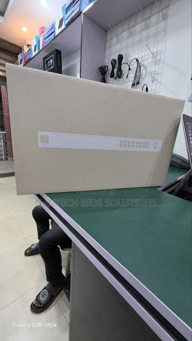 Unifi Ubiquity Usw 16 Poe Switch · Photo 1