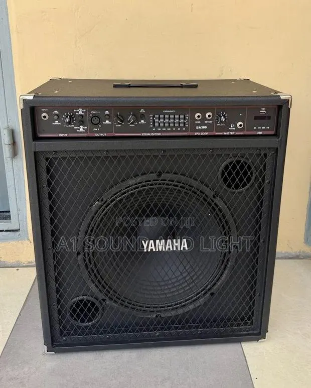 Yamaha Ba300 Bass Guitar Combo · Photo 1