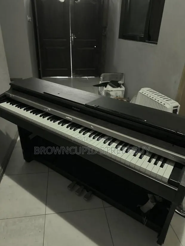 Roland Piano · Photo 1