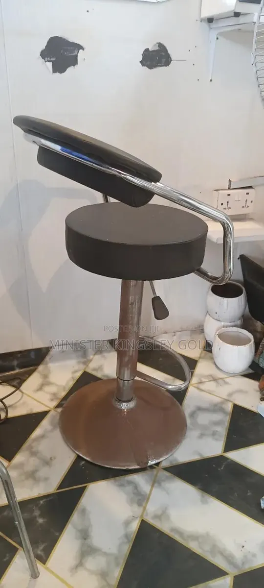 Single Chair Going for Cool Price · Photo 1