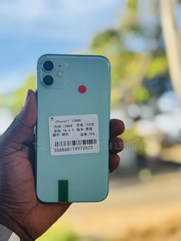 Apple iPhone 11 128 GB Green · Photo 1