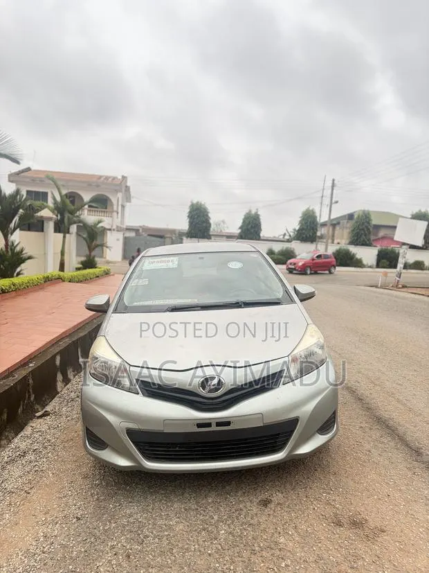 Toyota Vitz 2013 Silver · Photo 1