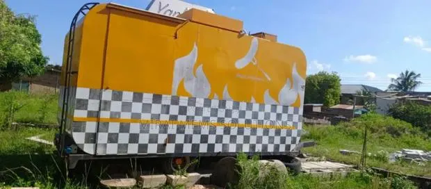 Food Track /Trailer · Photo 1