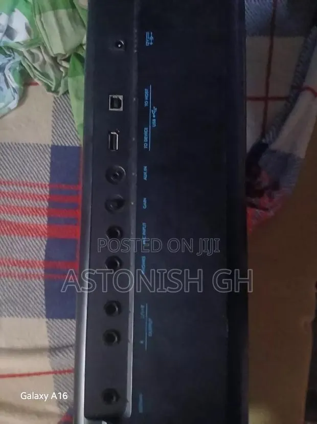 PSR E473 Keyboard · Photo 3