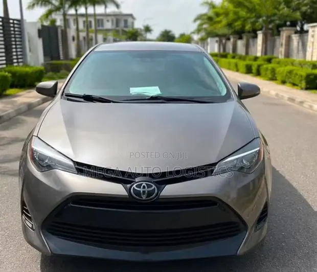 Toyota Corolla LE (1.8L 4cyl 2A) 2018 Gray · Photo 1