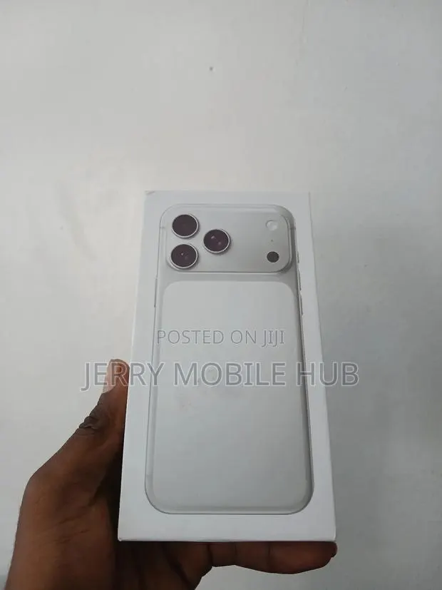 New Apple iPhone XR 128 GB White · Photo 1