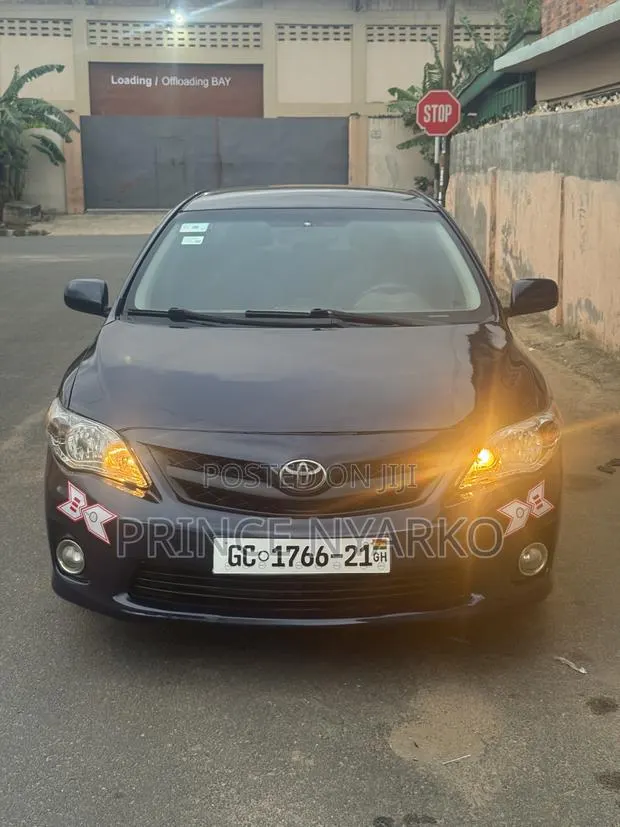 Toyota Corolla LE 4dr Sedan (1.8L 4cyl 4A) 2013 Blue · Photo 1