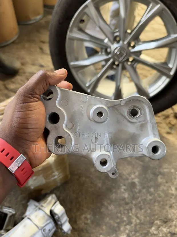 Honda CRV 2017 to 2022 Engine Seat Top 1.5 · Photo 1