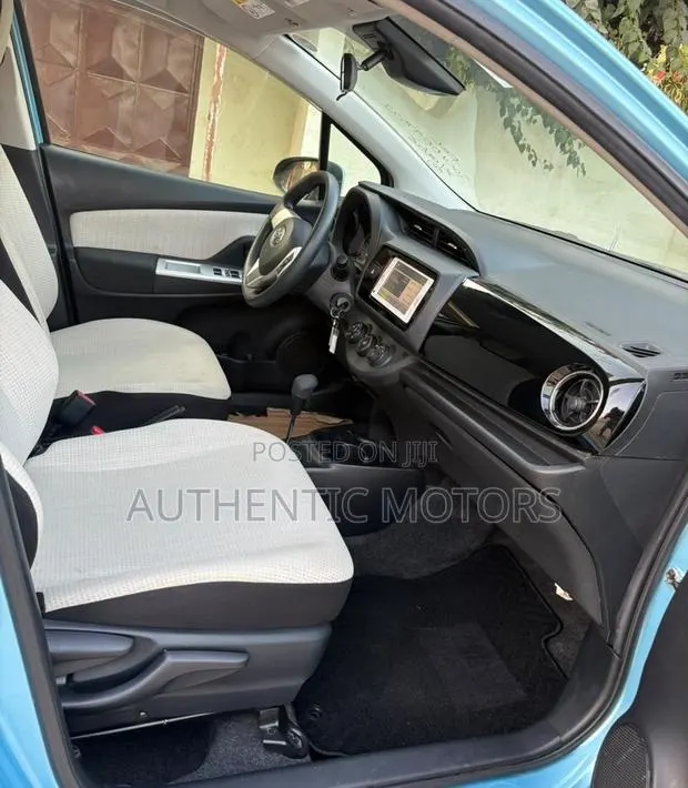 Toyota Vitz 2016 Blue · Photo 1