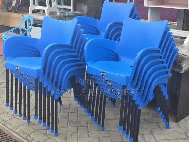 Luxe Brand Plastic Chair With Armrest and Metal Legs · Photo 1