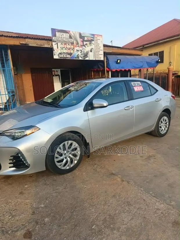 Toyota Corolla LE ECO w/Package 1 4dr Sedan (1.8L 4cyl CVT) 2017 Silver · Photo 1