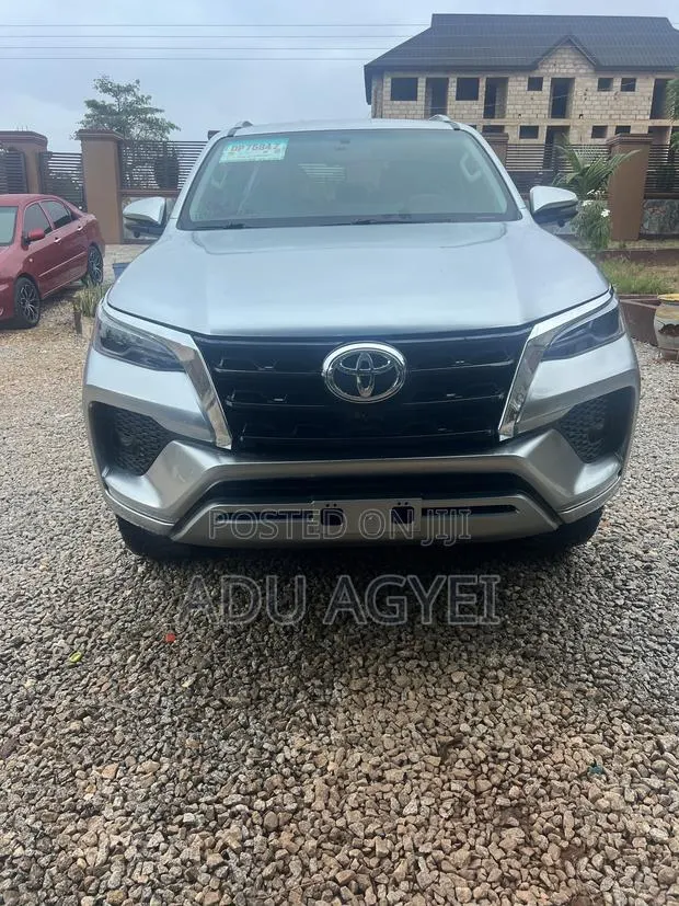 Toyota Fortuner 2.7 RWD 2022 Silver · Photo 1