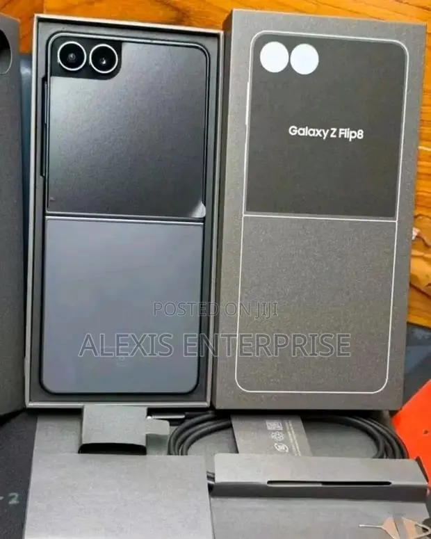 New Samsung Galaxy Z Flip8 256 GB Black · Photo 1