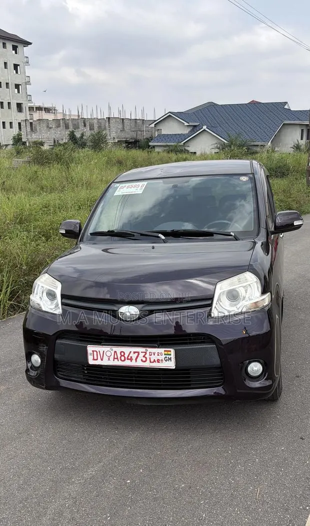 Toyota Sienta 1.5 AWD 2013 Burgundy · Photo 1