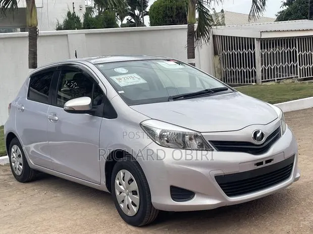 Toyota Vitz 1.3 FWD 3dr 2014 Purple · Photo 1