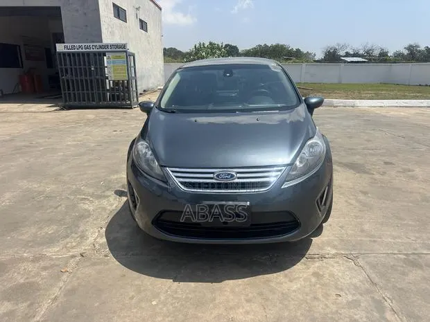 Ford Fiesta S 4dr Sedan (1.6L 4cyl 5M) 2014 Gray · Photo 1