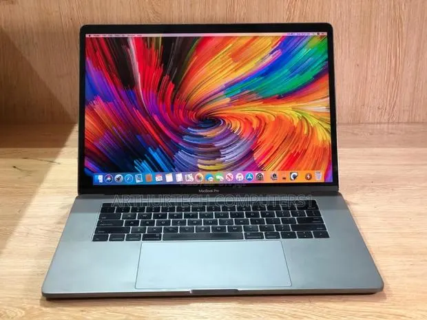 Laptop Apple MacBook Pro 2017 16GB Intel Core I7 SSD 256GB · Photo 1