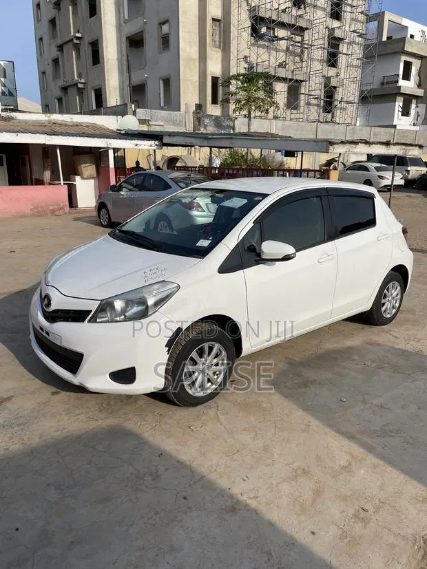 Toyota Vitz 1.3 AWD 5dr 2012 White · Photo 1