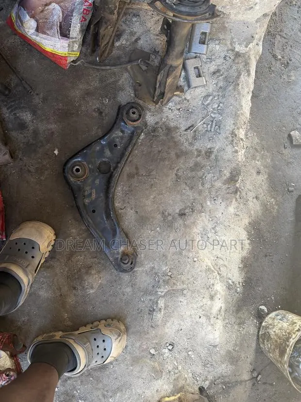 Nissan Qashqai 2014 Front Control Arm · Photo 1